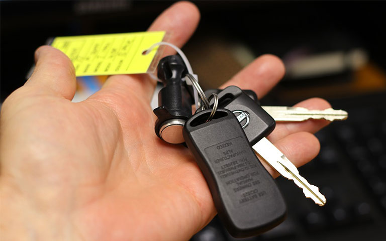 Green locksmith provides car key programing service in Daytona Beach & Ormond Beach, FL